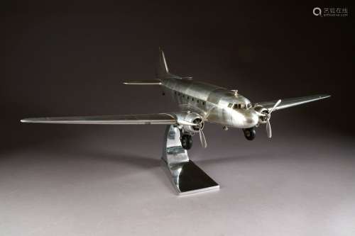 Douglas DC 3. Modèle réduit en aluminium, métal et...