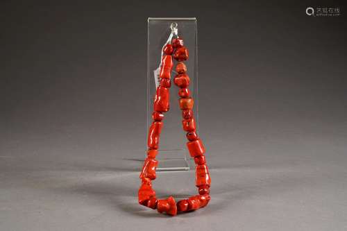 Collier. Corail rouge. Longueur: 56 cm.Collier....