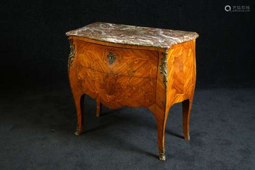 Curieuse Commode Louis XV. Sommée d'un marbre roug...