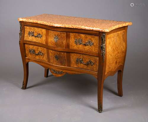 Commode de Style Louis XV. Sommée d'un marbre brèc...