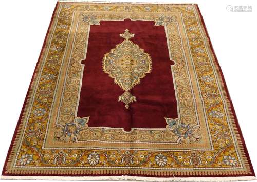 Tapis Kirman. Grand médaillon posé sur un fond rou...