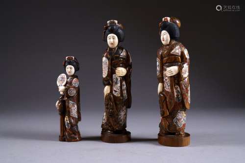 Geisha. Trois statuettes en bois et os sculpté, gr...