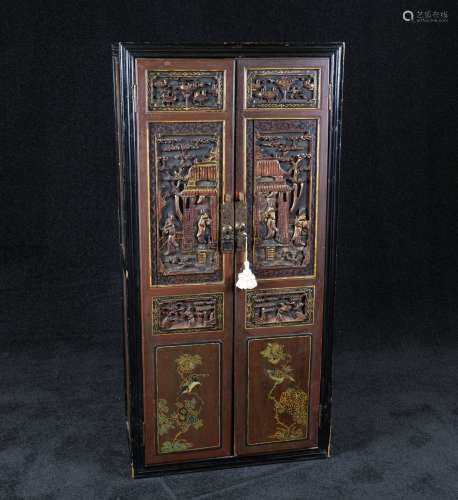 Armoire. A deux portes sculptées de scènes de pala...