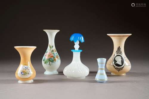 Collection de quatre Vases et d'un Flacon (hauteur...