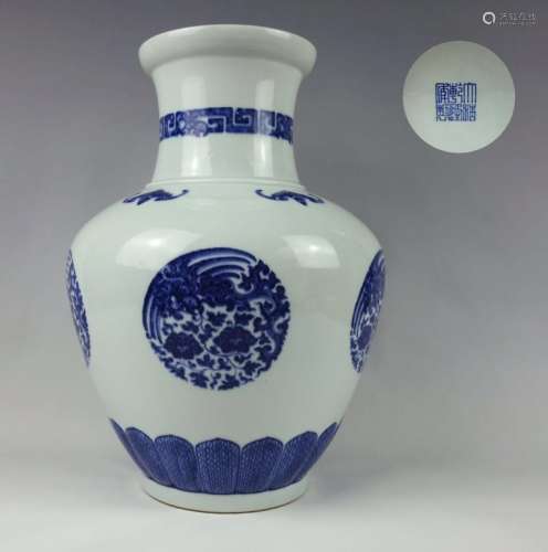 A BLUE AND WHITE VASE, QIANLONG MARK