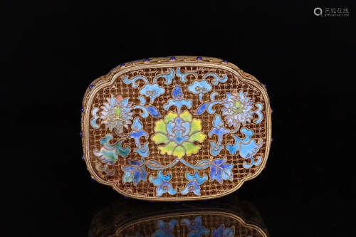 A SILVER GILT BOX WITH CAP LATE QING DYNASTY