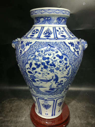 A BLUE& WHITE FLORAL PATTERN JAR