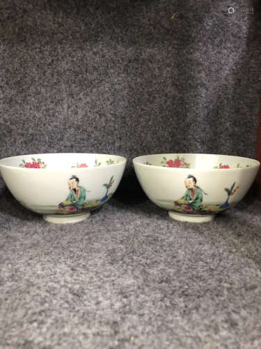 A PAIR OF FAMILLE ROSE FIGURE PATTERN BOWLS