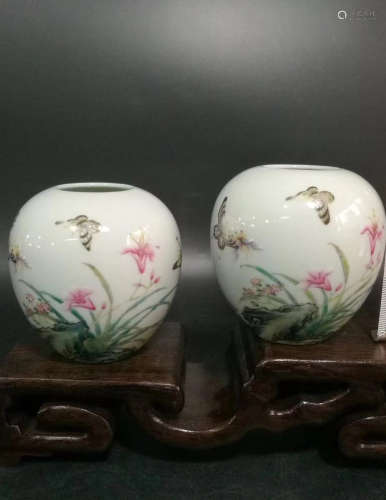 A PAIR OF FAMILLE ROSE FLORAL & BUTTERFLY PATTERN SMALL JARS