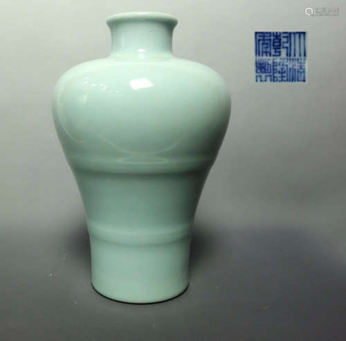 Qianlong Dynasty Green Bean Glaze Floral Vase