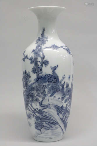 Chinese porcelain vase depicting phoenix