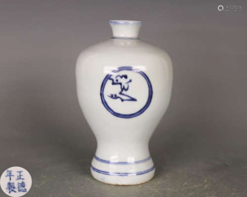 A BLUE AND WHITE VASE WITH ZHENGDE MARK