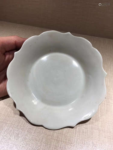 WHITE GLAZED FLORAL RIMED PLATE