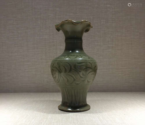 YAOZHOU KILN CELADON FLORAL RIMED VASE