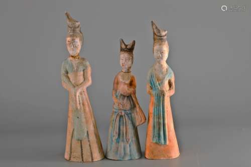 WHITE POTTERY COLOR PAINTING MAID FIGURE(GROUP)