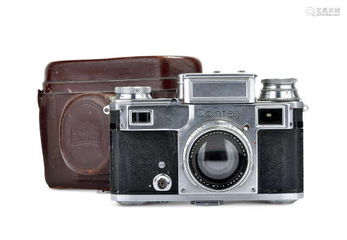 ZEISS Ikon CONTAX II camera with Carl Zeiss Jena Sonnar 1：1，5 f=5cmlens and leather case.