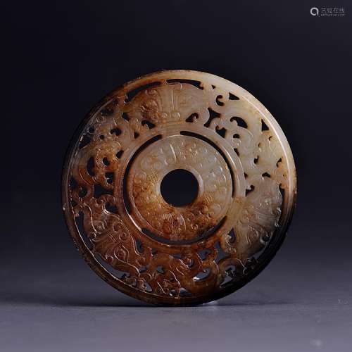 A CHINESE ARCHAIC JADE CARVED PENDANT