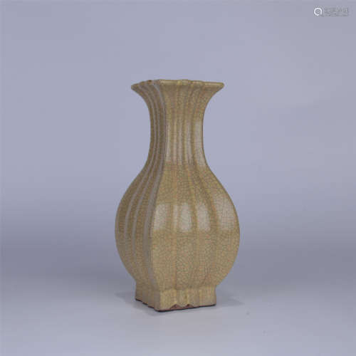 CHINESE PORCELAIN CRACK GLAZE SQUARE VASE