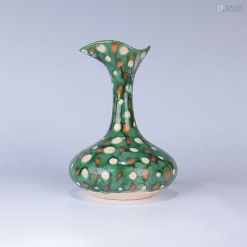 CHINESE PORCELAIN SANCAI LONG NECK VASE