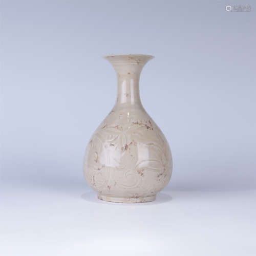 CHINESE PORCELAIN WHITE GLAZE ENGRAVED FLOWER VASE