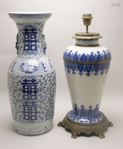Lot comprenant : Vase de forme balustre en porcela...