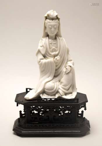 Statuette de guanyin en porcelaine blanc de Chine ...