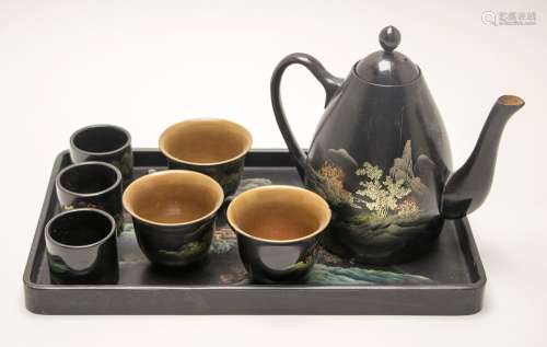 Service à thé en bois laqué à décor en polychromie...