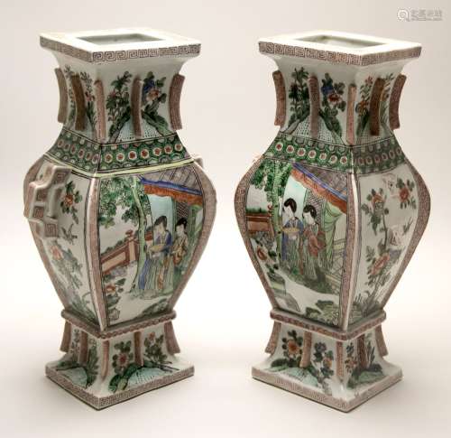 Paire de vases de forme archaïque en porcelaine et...