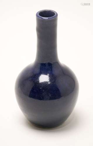 Petit vase de forme tianqiuping en porcelaine mono...