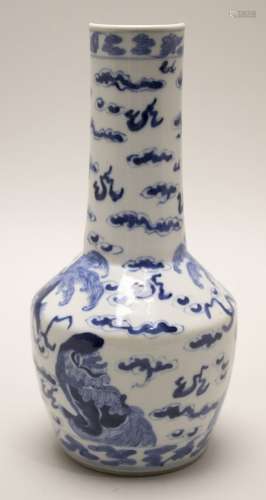 Vase à long col en porcelaine à décor en bleu de c...