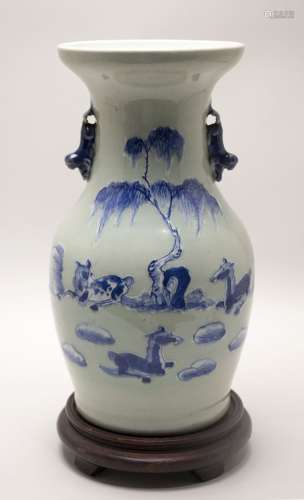 Vase balustre en porcelaine à fond céladon décoré ...