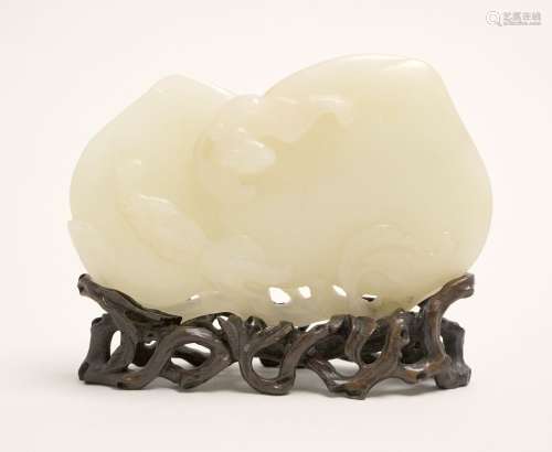 Groupe en jade céladon pâle sculpté en forme de de...