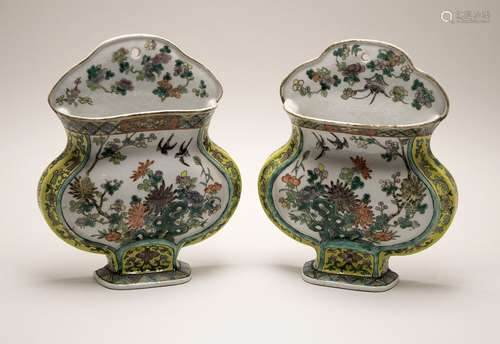 Paire de vases d'applique en porcelaine et émaux d...