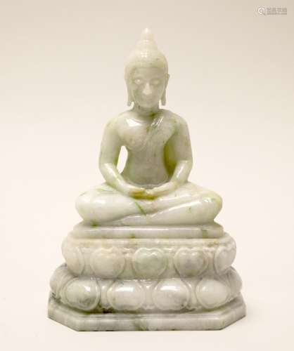 Statuette de bouddha en jadéite assis en padmasana...