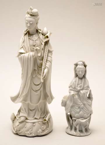 Lot comprenant : Statuette de guanyin en porcelain...