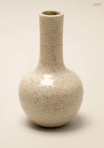 Petit vase de forme tianqiuping en porcelaine beig...