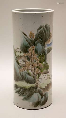 Vase rouleau en porcelaine à décor d'un paysage la...