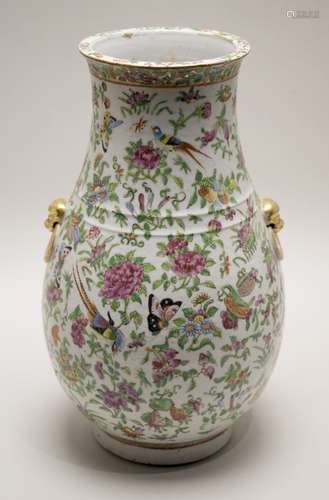 Vase de forme pansue en porcelaine dite de Canton,...