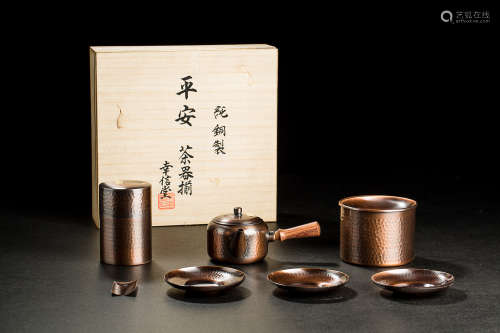 A SET OF JAPANESE TEA VESSELS