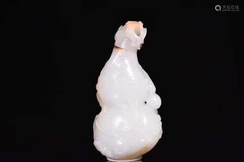 A HETIAN JADE CARVED GOURD-SHAPED ORNAMENT