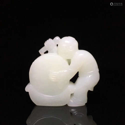 A HETIAN JADE CARVED ORNAMENT