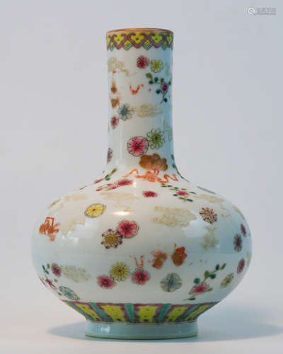 A FAMILLE-ROSE FLORAL PATTERN VASE