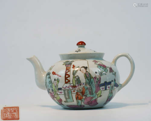 A FAMILLE-ROSE TEAPOT WITH MARK