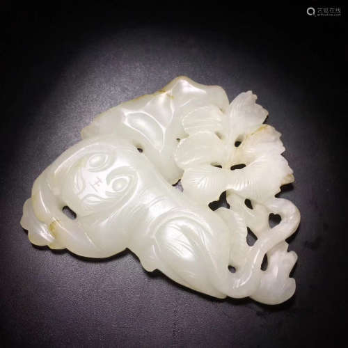 A HETIAN JADE CARVED TIGER SHAPED ORNAMENT