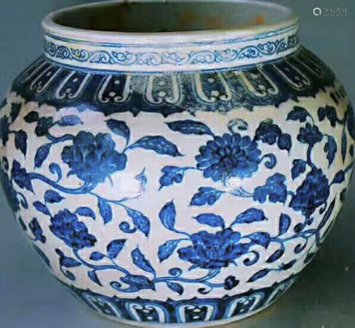 A BLUE AND WHITE FLORAL PATTERN JAR