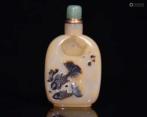 A AGATE CARVED SNUFF BOTTLE
