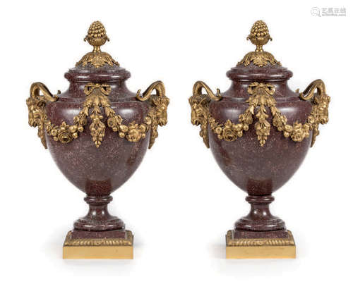 Paire de vases balustre couverts en porphyre rouge...