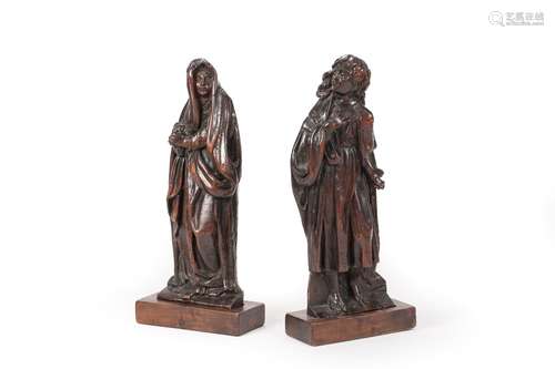 Deux petites statues formant pendants en noyer scu...