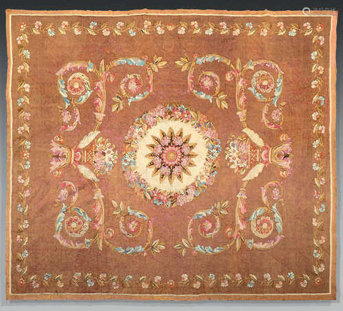 Tapis d'Aubusson au point plat. Médaillon central ...