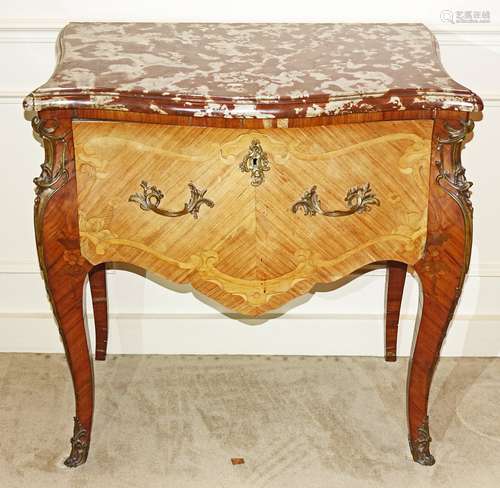 Petite commode dite «perruquière», de forme galbée...